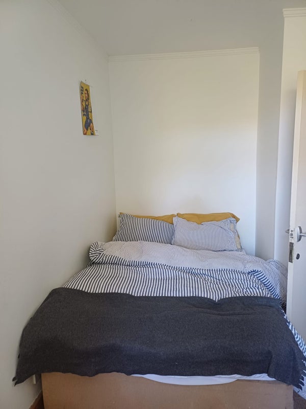 Room Warner Road in Greater London
