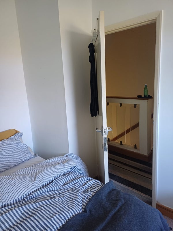 Room Warner Road in Greater London