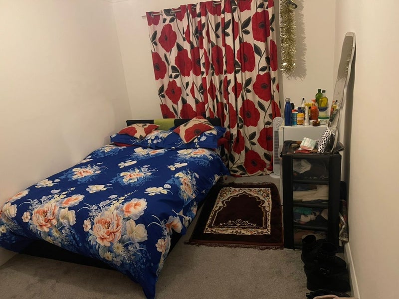 Room Cross Road in Greater London