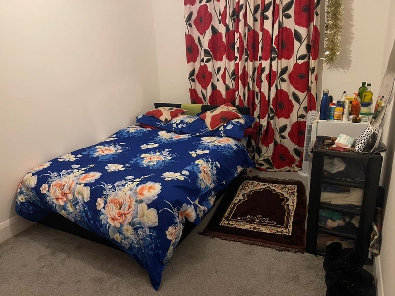 Room Cross Road in Greater London