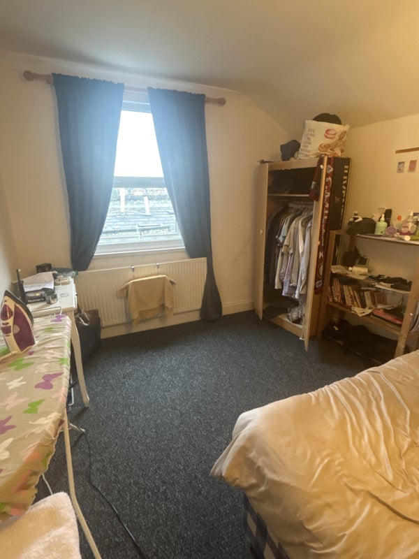 Room Mitcham Lane in Greater London