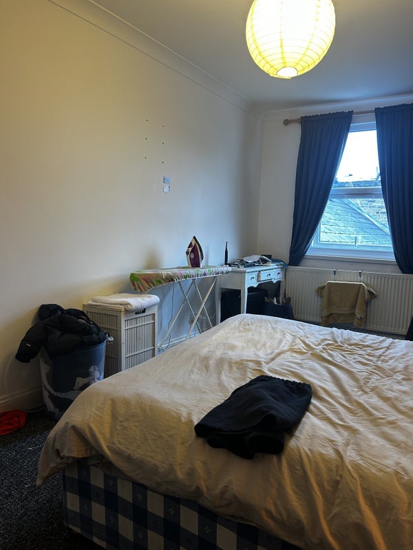 Room Mitcham Lane in Greater London