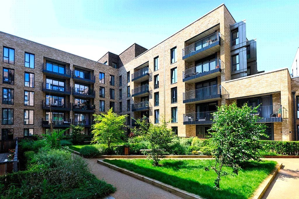 Flat Fairfield Avenue in Borough of Spelthorne