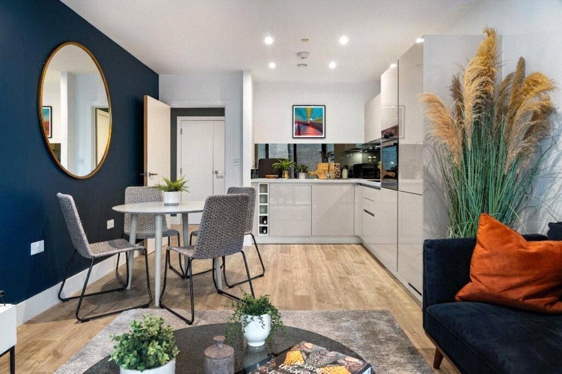 Flat Fairfield Avenue in Borough of Spelthorne