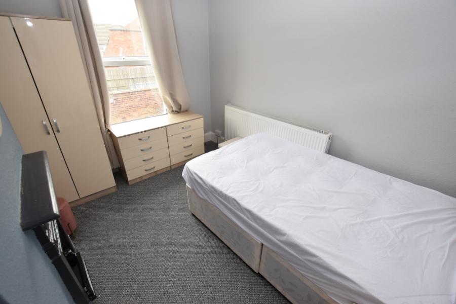 Room Adams Avenue in Northampton