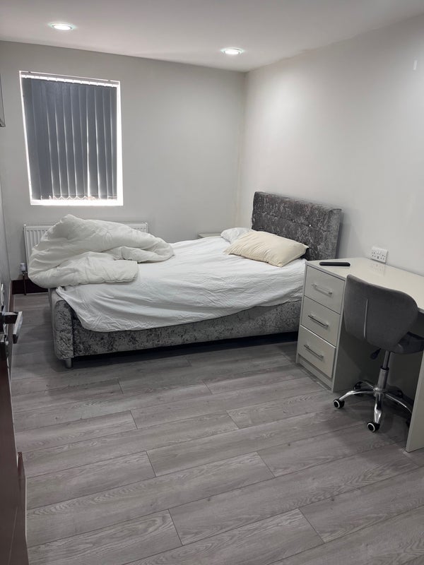 Room Heeley Road in Birmingham