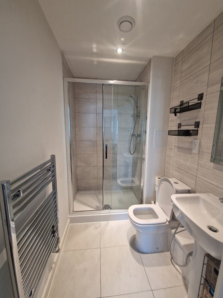 Room Lakeside Drive in Greater London