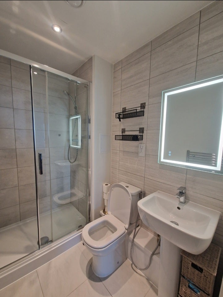 Room Lakeside Drive in Greater London