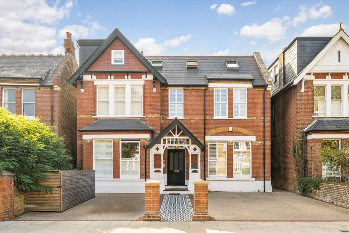 Flat Hamilton Road in Greater London