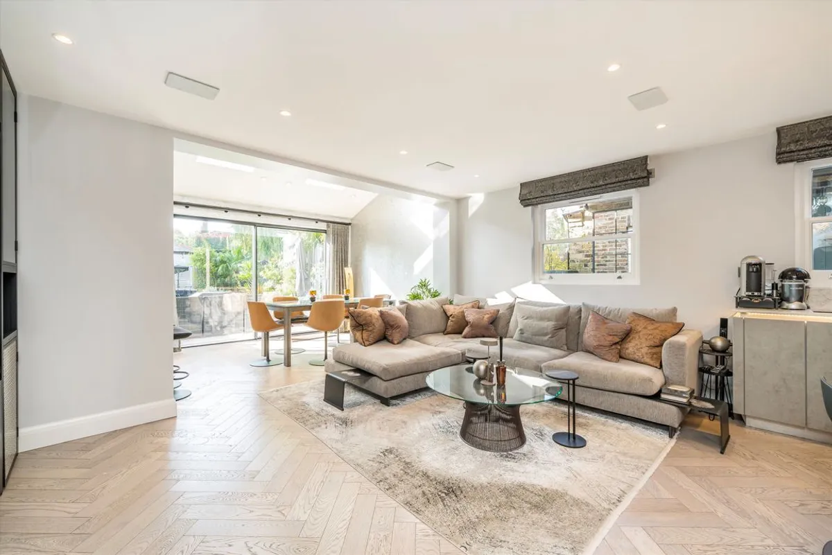 Flat Hamilton Road in Greater London