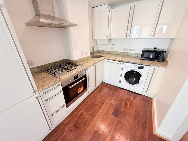 Flat Hackney Road in Greater London