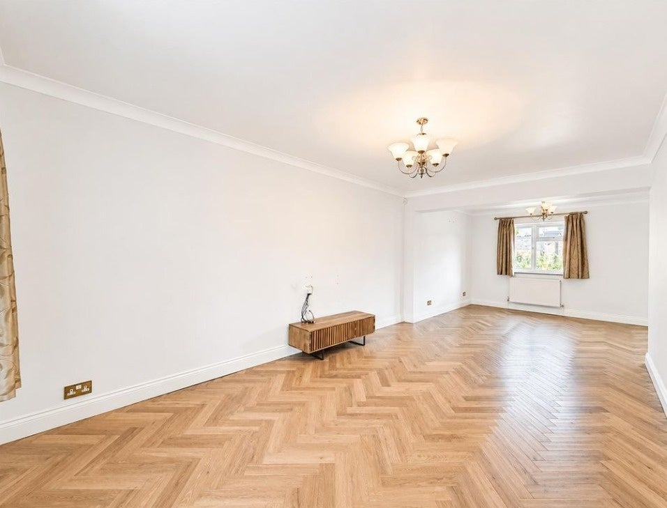 House Prestwick Close in Greater London