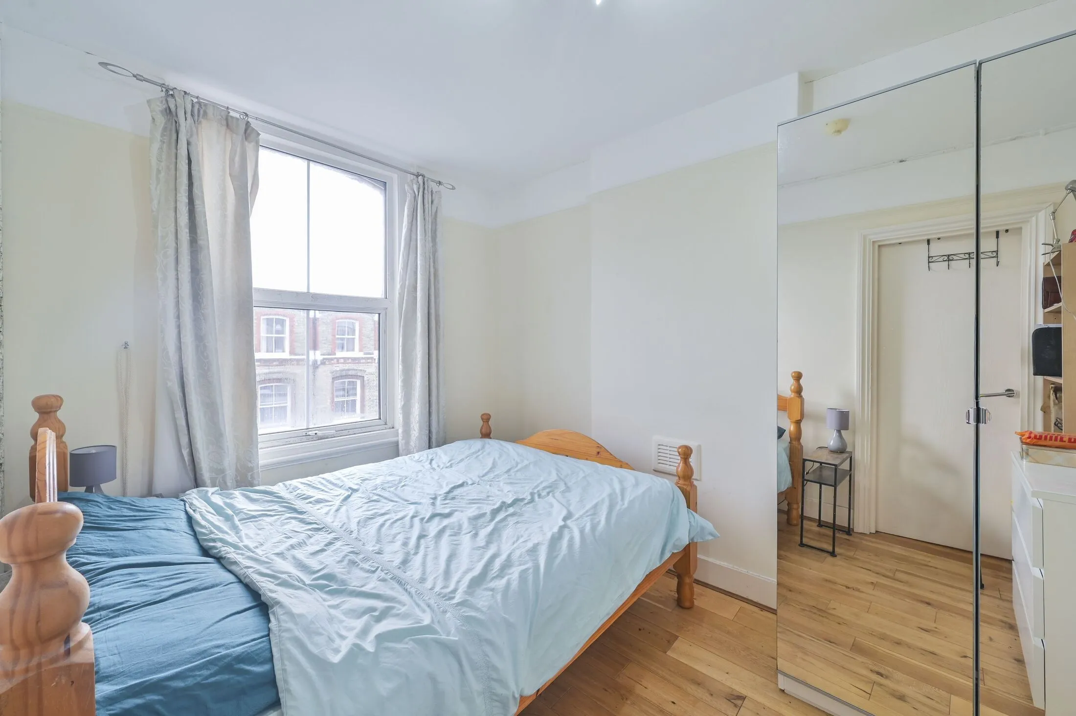 Flat Cheniston Gardens in Greater London