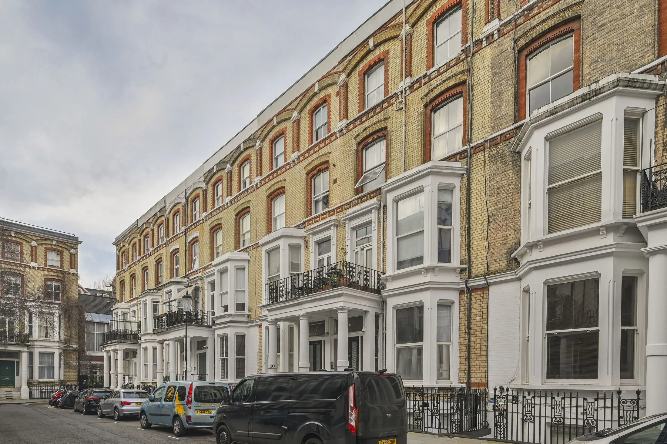 Flat Cheniston Gardens in Greater London