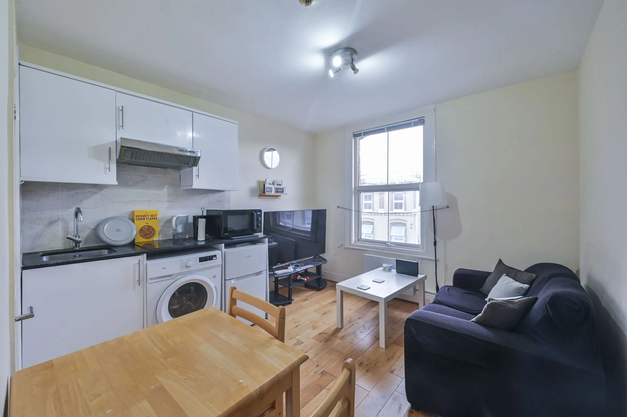 Flat Cheniston Gardens in Greater London