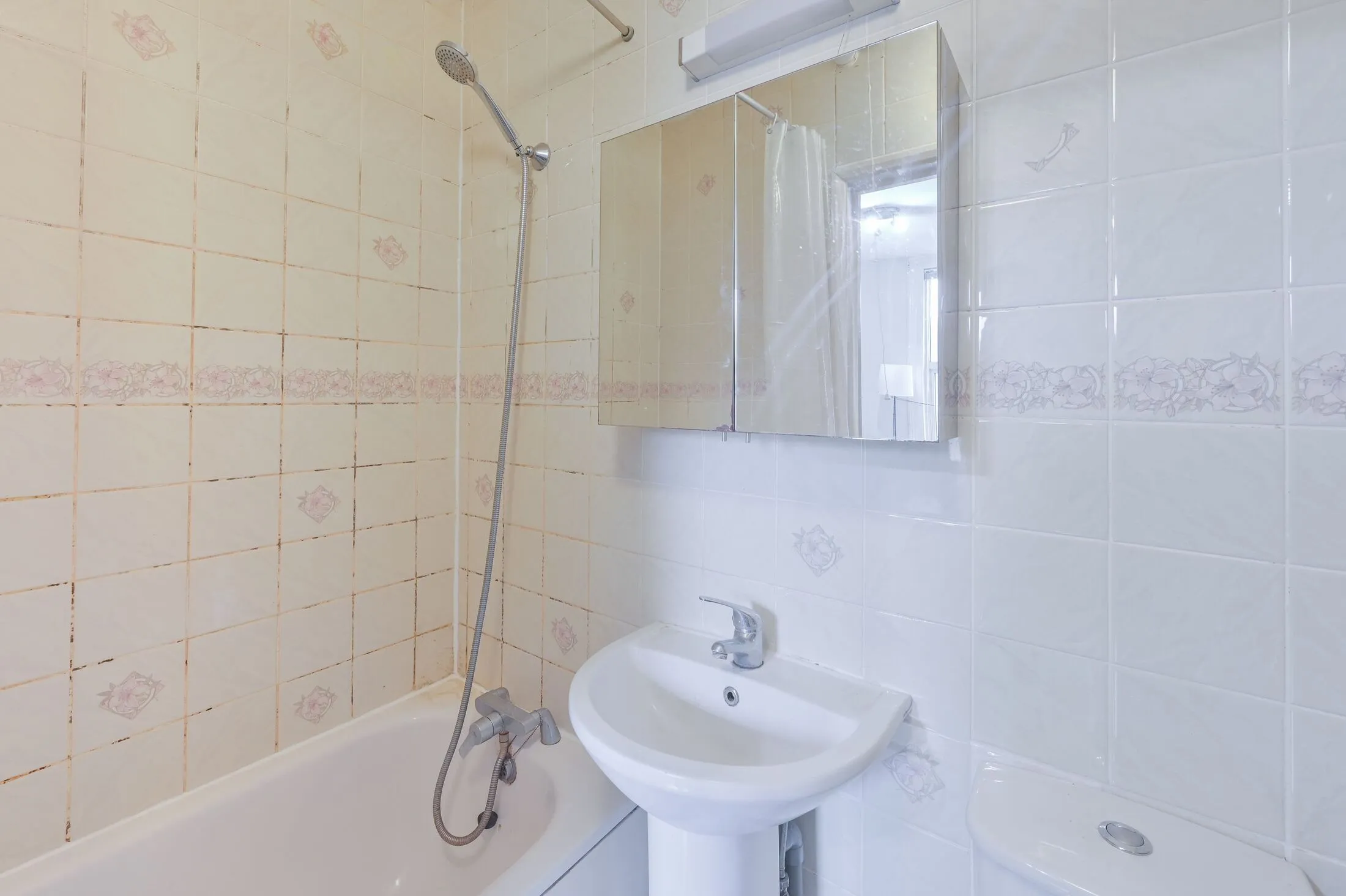 Flat Cheniston Gardens in Greater London