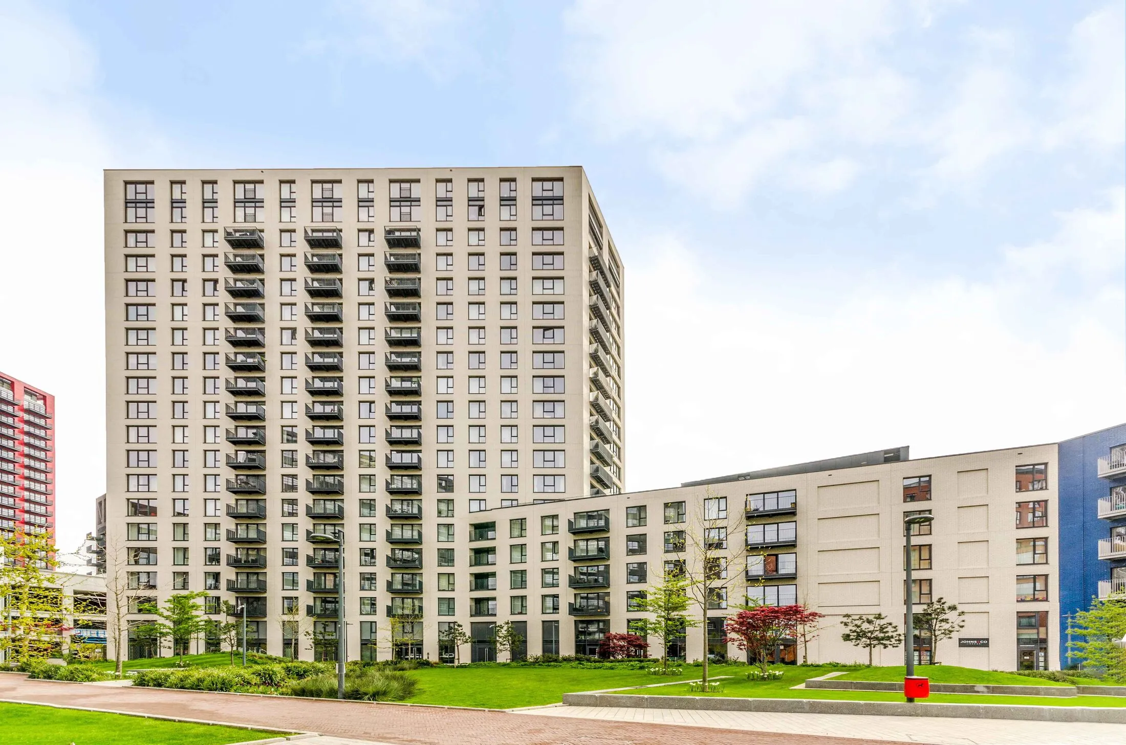 Flat Botanic Square in Greater London
