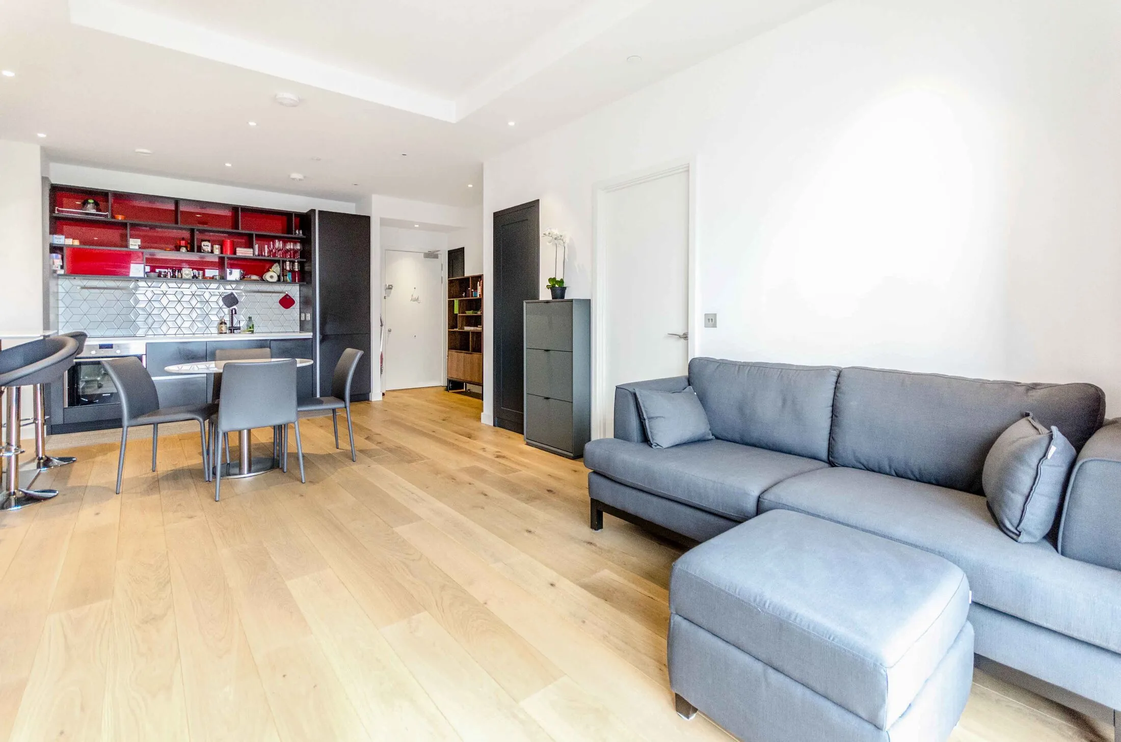 Flat Botanic Square in Greater London