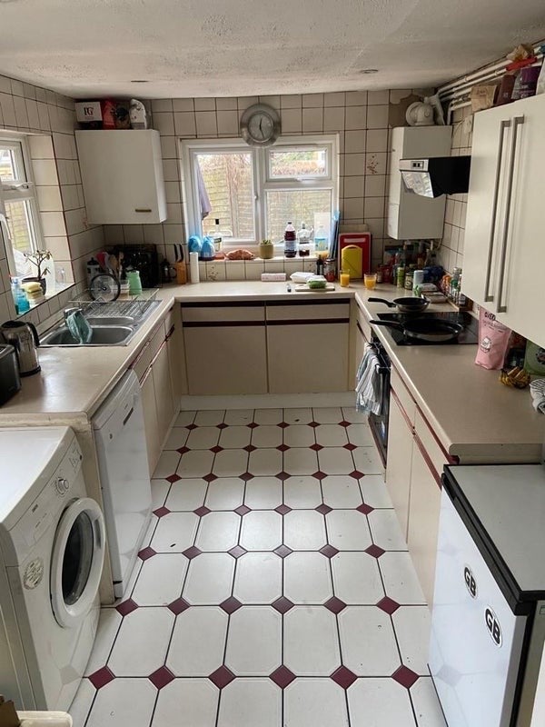 Room Fircroft Road in Greater London