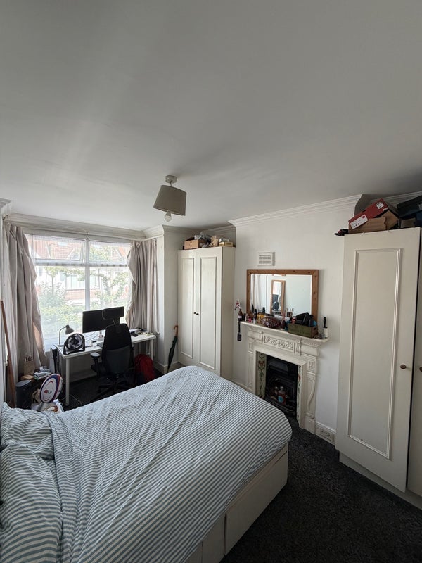 Room Fircroft Road in Greater London