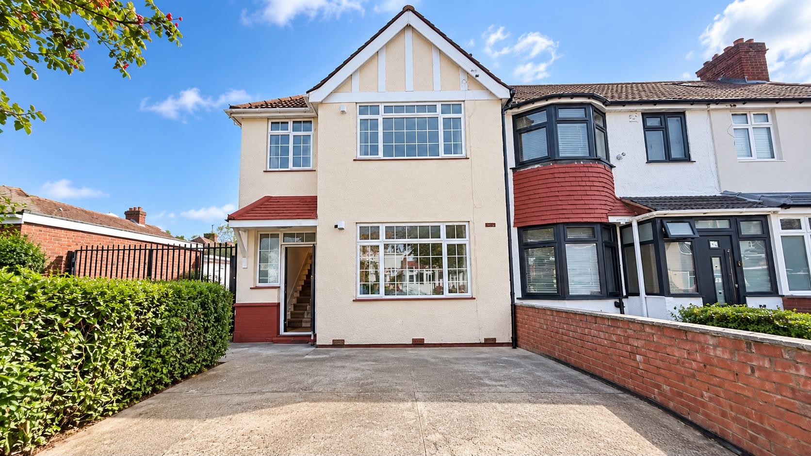 House Kingsley Avenue in Greater London