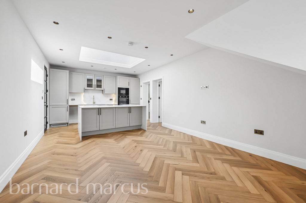 Flat Hazelwood Avenue in Greater London