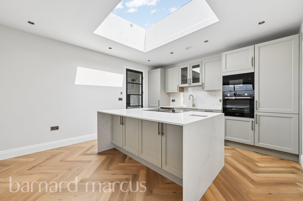 Flat Hazelwood Avenue in Greater London