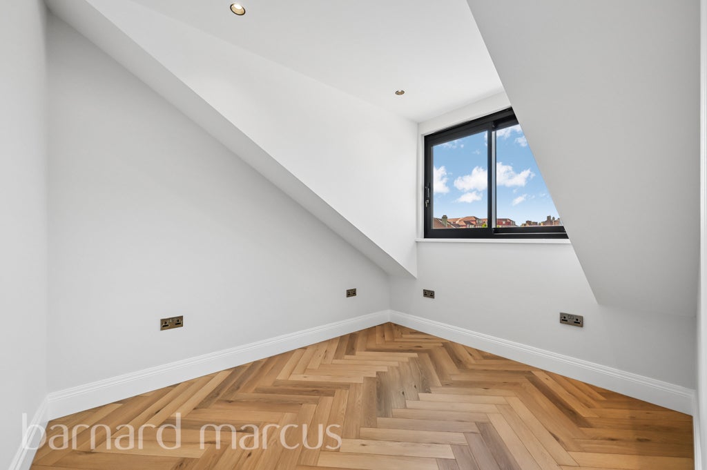 Flat Hazelwood Avenue in Greater London