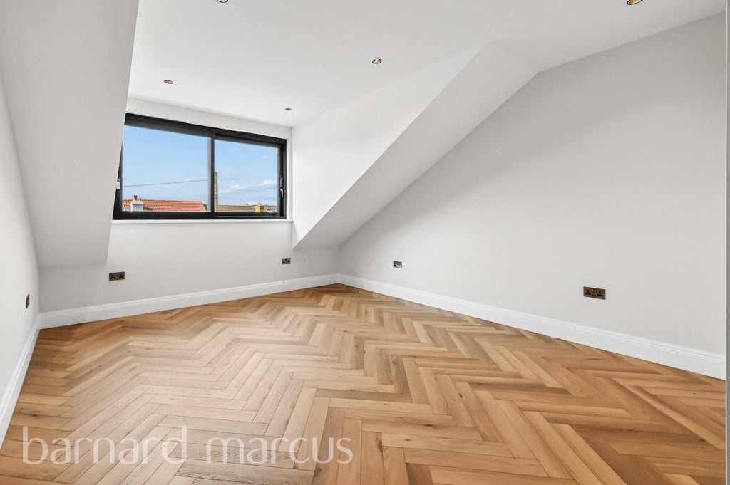 Flat Hazelwood Avenue in Greater London