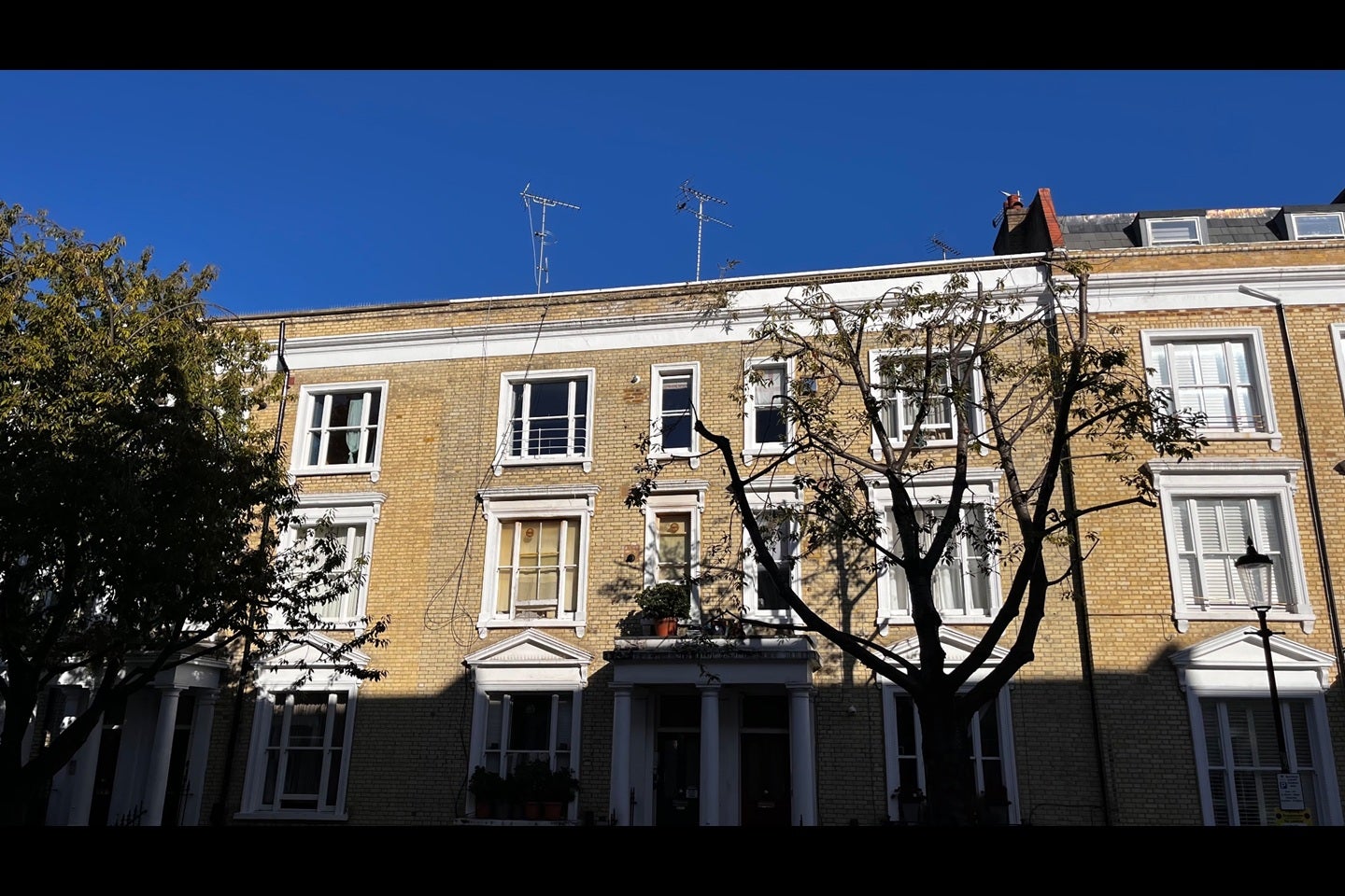 Flat Eardley Crescent in Greater London
