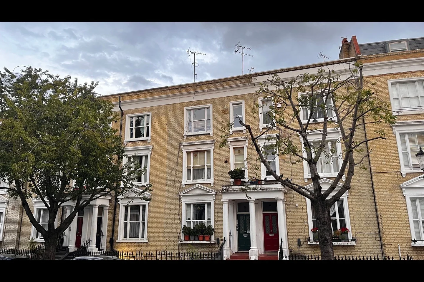 Flat Eardley Crescent in Greater London