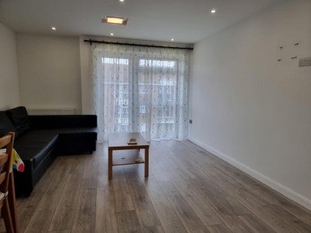 Flat Lulworth Avenue in Greater London