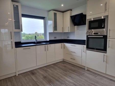 Flat Lulworth Avenue in Greater London