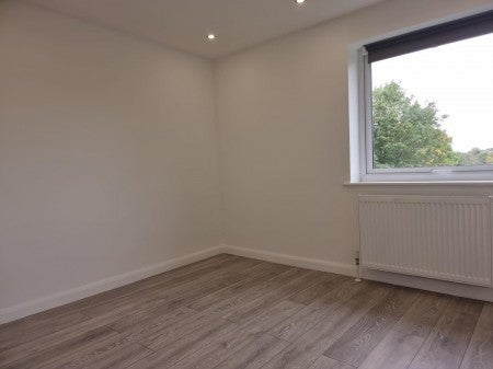 Flat Lulworth Avenue in Greater London