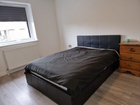 Flat Lulworth Avenue in Greater London