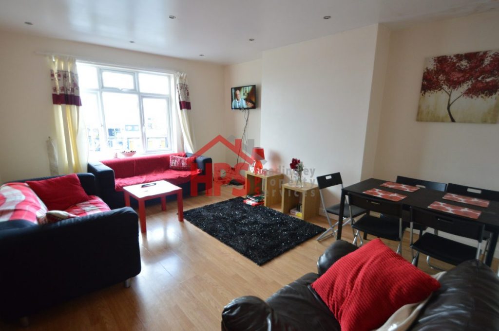 Flat Kirkstall Lane in Leeds