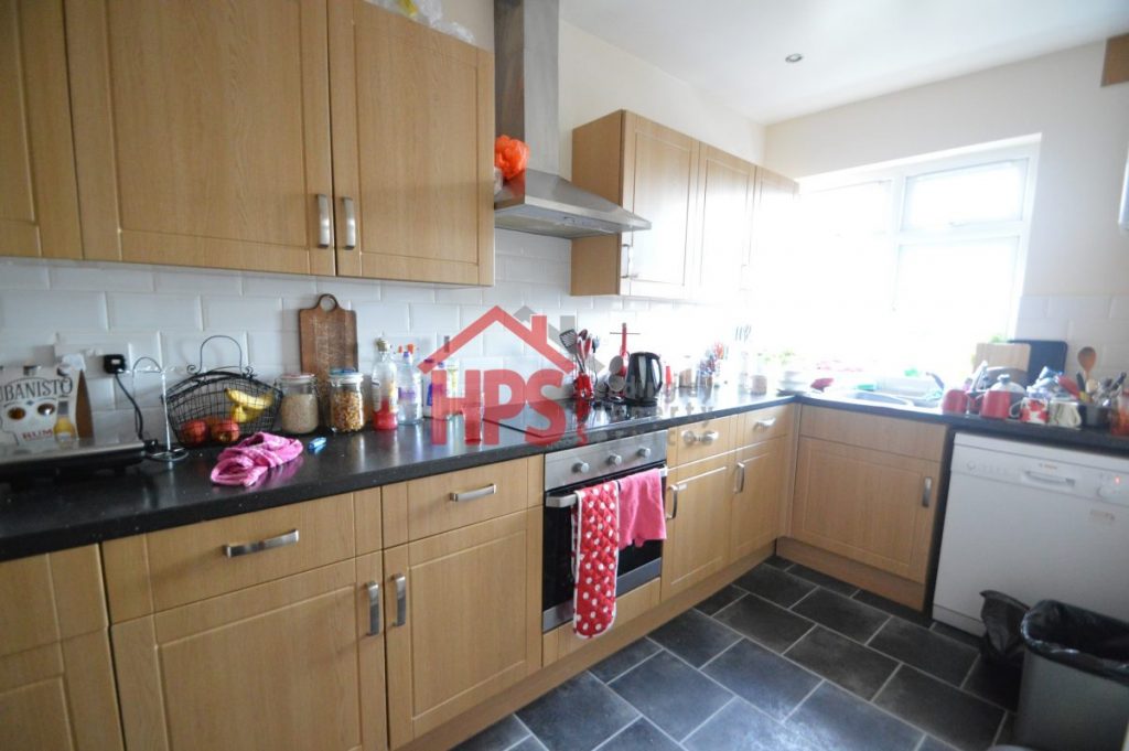 Flat Kirkstall Lane in Leeds