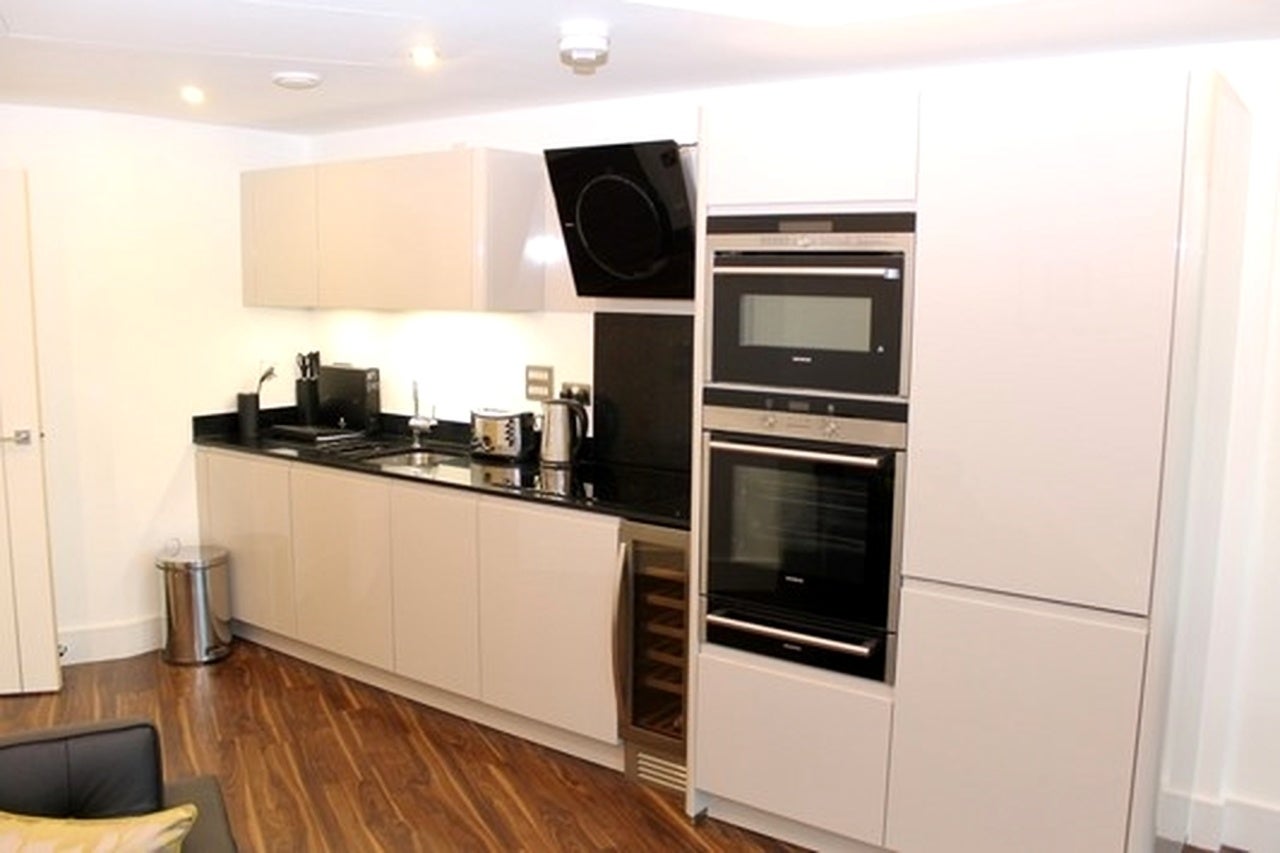 Flat Alie Street in Greater London