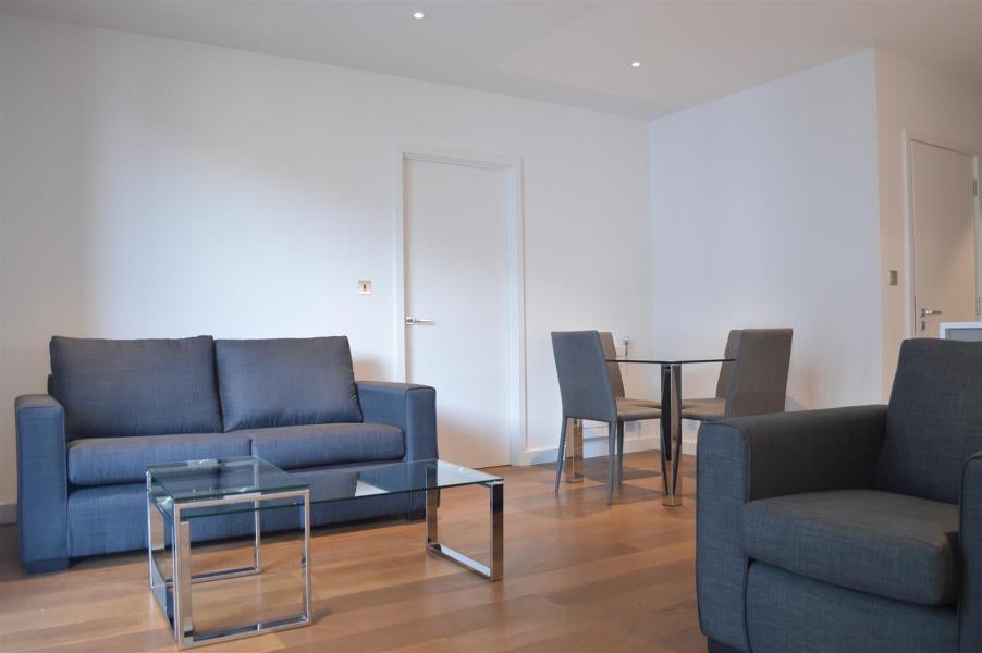 Flat Elvin Gardens in London