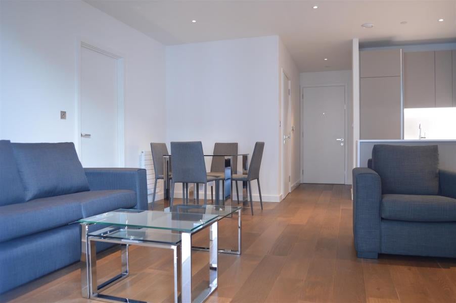 Flat Elvin Gardens in London