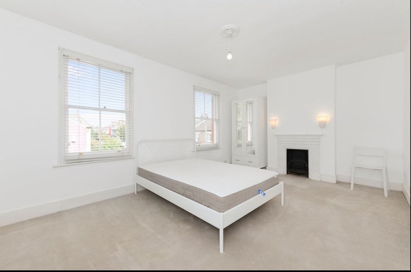 Room Alacross Road in Greater London