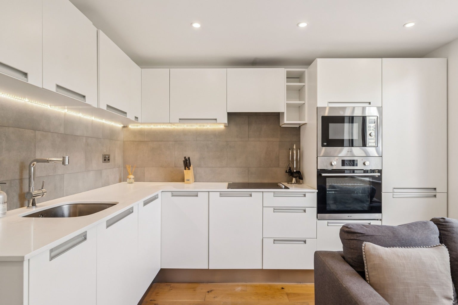Flat Alleyn Court in City of Westminster