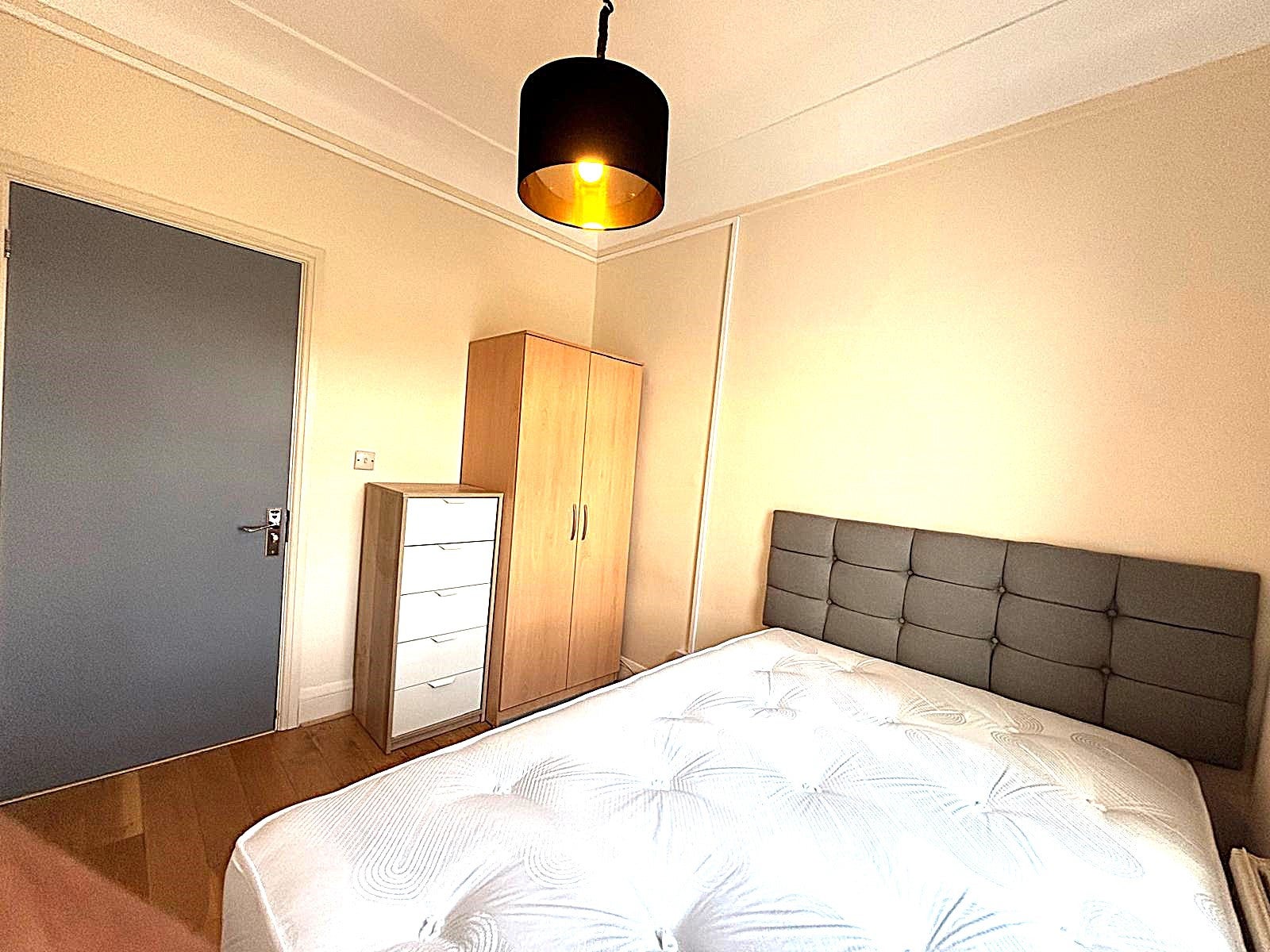 Room Elm Grove Road in Greater London