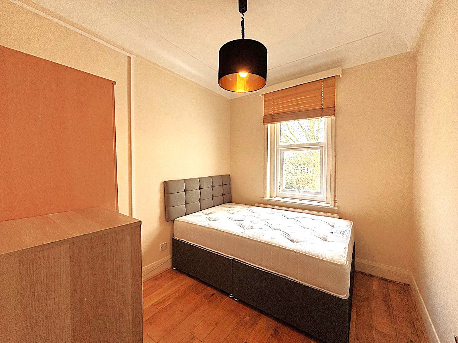 Room Elm Grove Road in Greater London