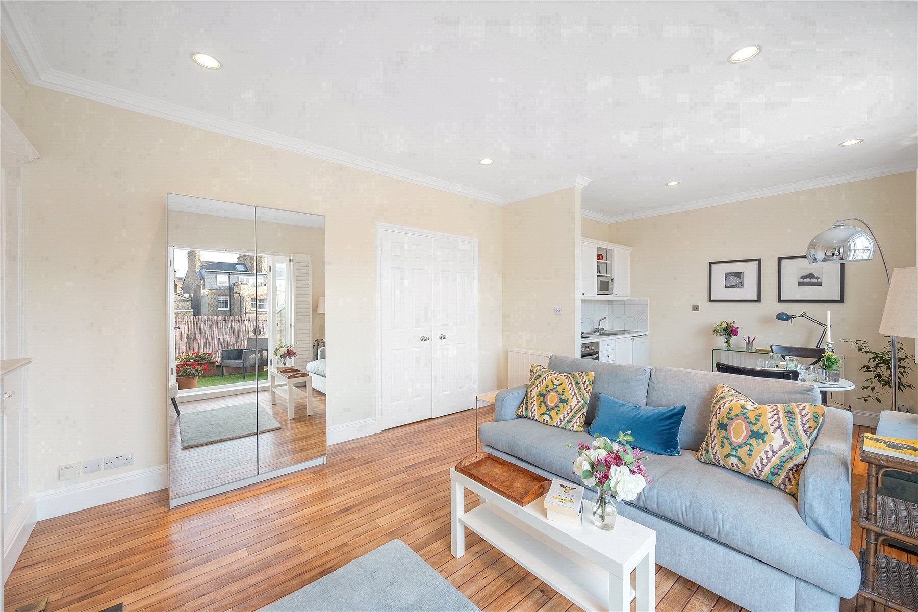 Flat Cranley Mews in Greater London