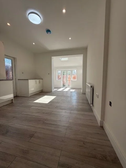 Flat St James Road in Greater London
