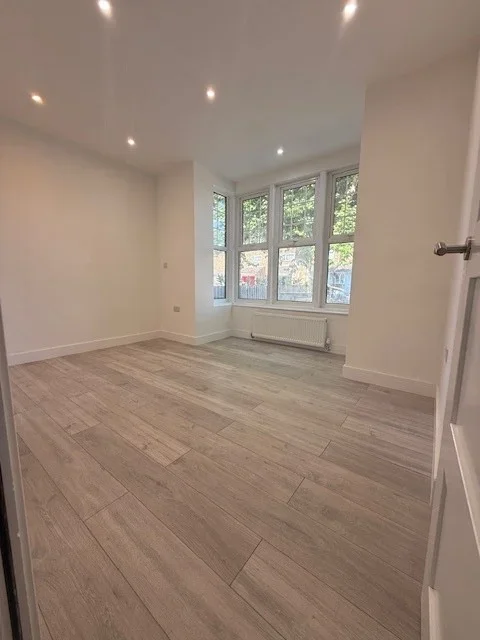 Flat St James Road in Greater London