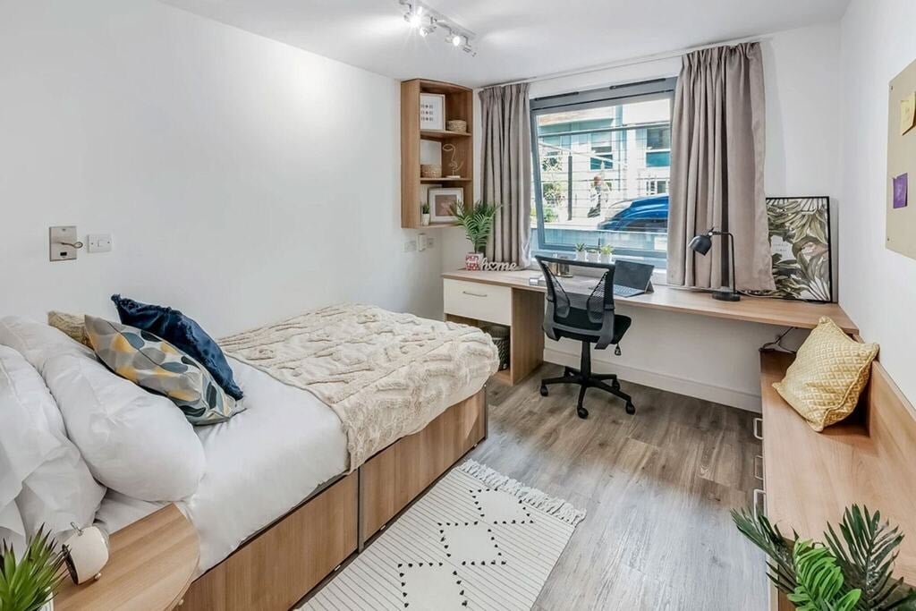 Room Market Road in Greater London