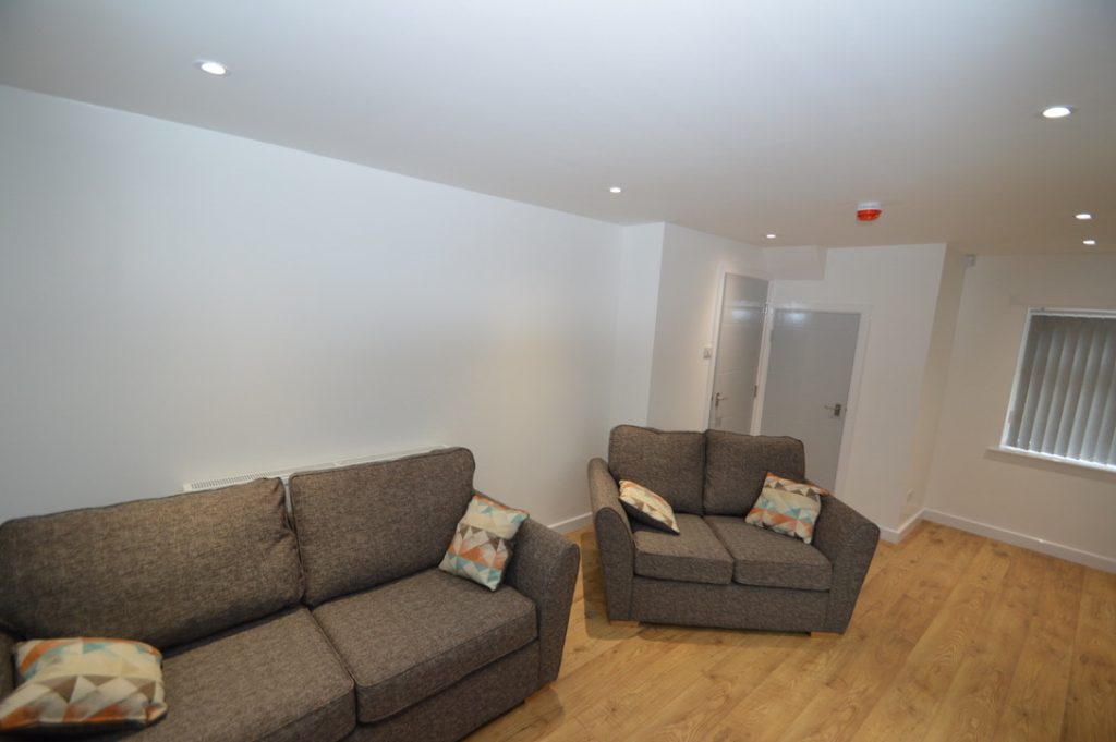 Flat Estcourt Terrace in Leeds