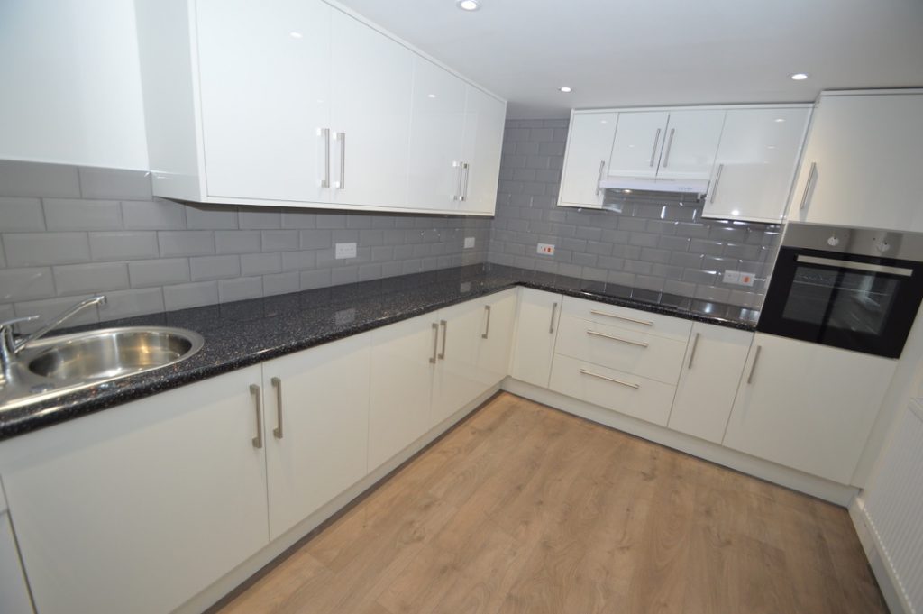 Flat Estcourt Terrace in Leeds